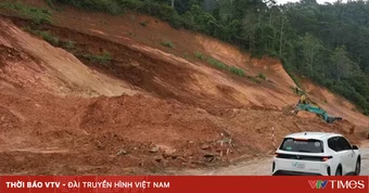 Gấp rút khắc phục điểm sạt lở lớn trên Quốc lộ 24 trước mùa mưa bão