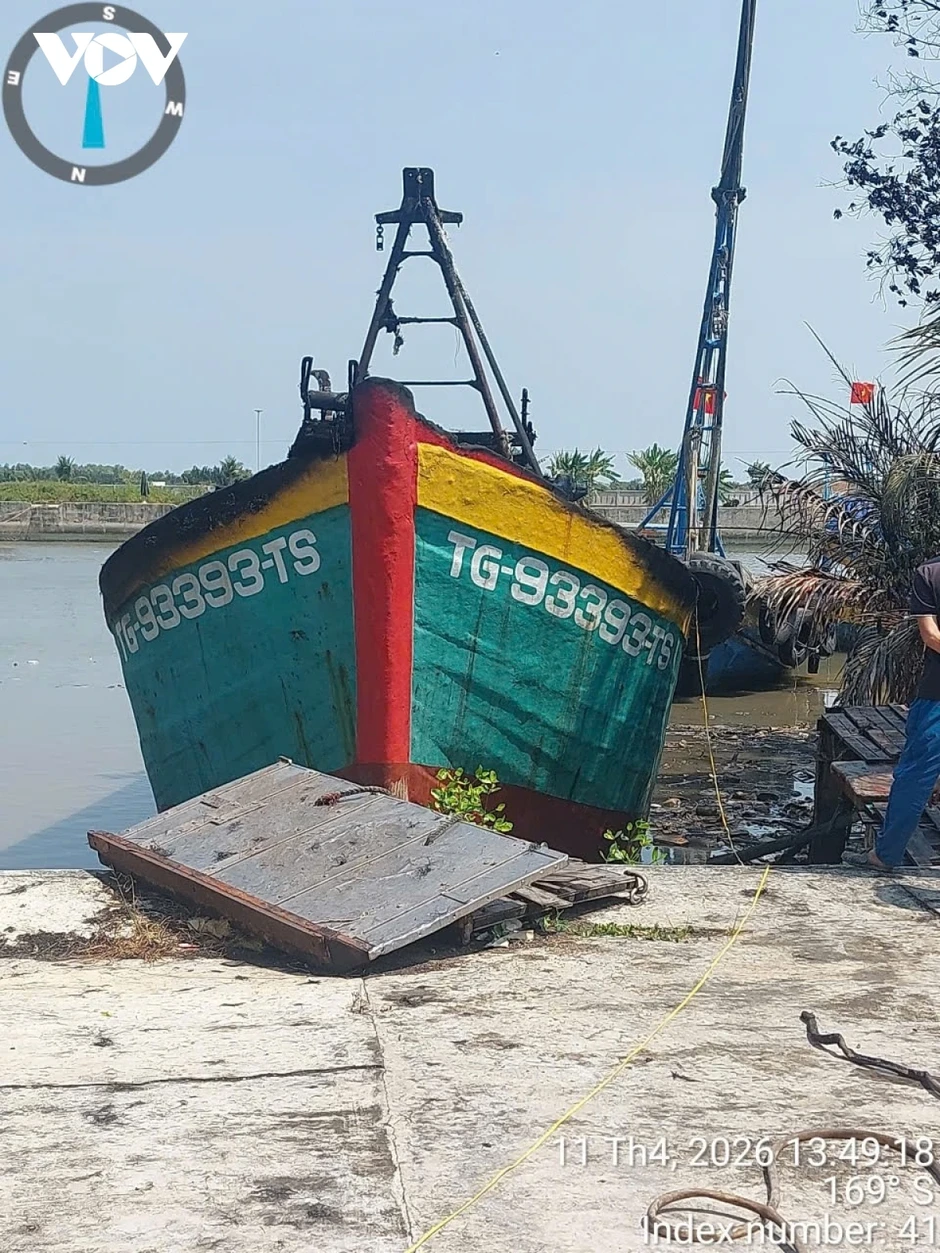 Ghe đánh cá đang neo đậu bỗng dưng bốc cháy tại Đồng Tháp Ghe đánh cá đang neo đậu bỗng dưng bốc cháy tại Đồng Tháp