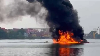 Ghe gỗ bốc cháy trên sông Sài Gòn, một người tử vong
