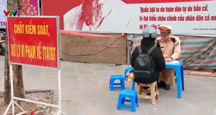 Ghi hình xử phạt người cố vượt đường sắt khi tàu sắp đến Ghi hình xử phạt người cố vượt đường sắt khi tàu sắp đến