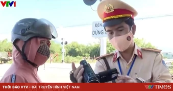 Ghi hình xử phạt người cố vượt đường sắt khi tàu sắp đến