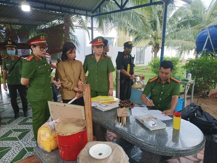 Giả 'bác sĩ tâm linh' trên TikTok để trừ tà, lừa hàng chục triệu đồng Giả 'bác sĩ tâm linh' trên TikTok để trừ tà, lừa hàng chục triệu đồng