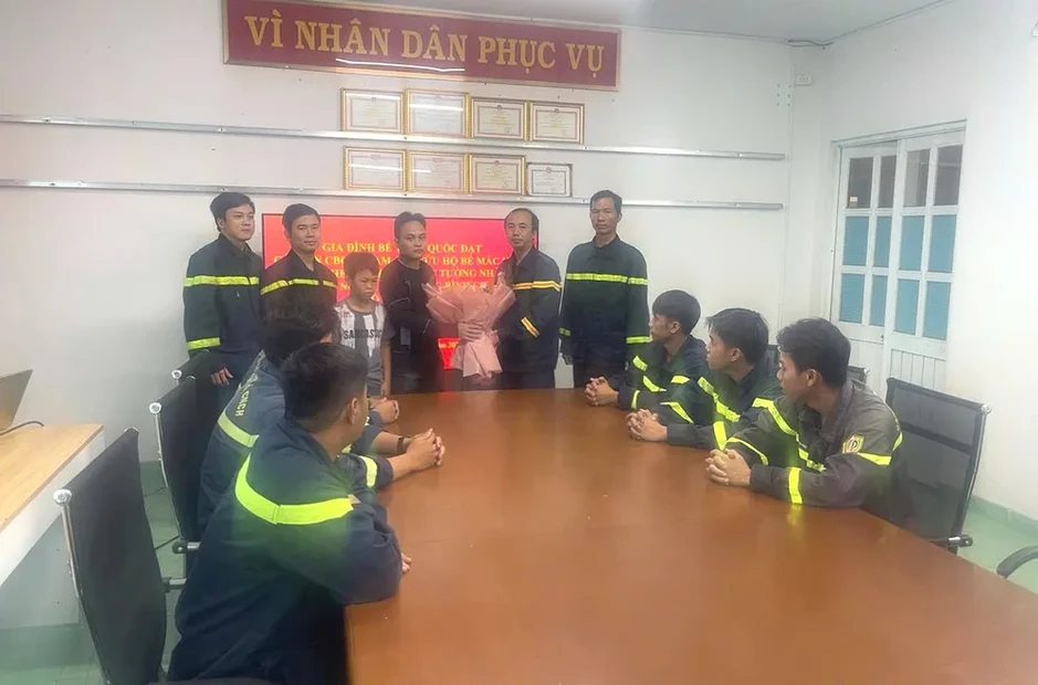 Gia đình bé trai mắc kẹt giữa hai bức tường cảm ơn lực lượng cứu hộ Gia đình bé trai mắc kẹt giữa hai bức tường cảm ơn lực lượng cứu hộ