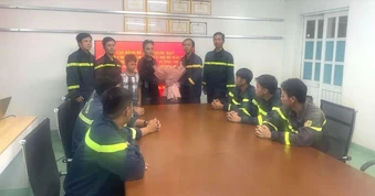 Gia đình bé trai mắc kẹt giữa hai bức tường cảm ơn lực lượng cứu hộ