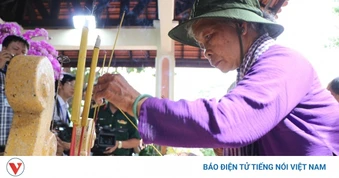 Gia đình nhận liệt sĩ Huỳnh Văn Quên đến thắp hương tại Công viên Lê Thị Riêng