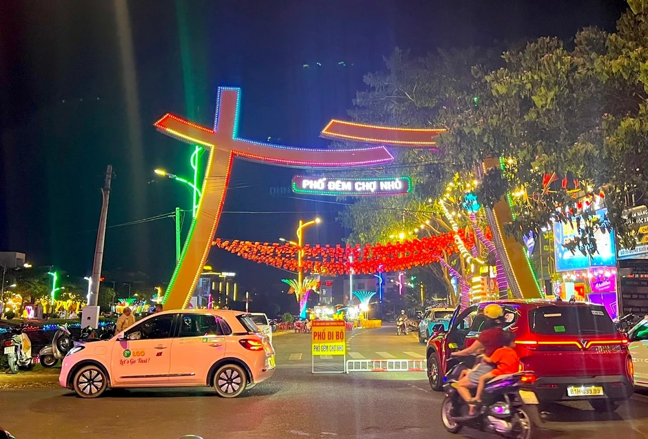 Gia Lai bỏ cấm đường tại Phố đêm Chợ Nhỏ nổi tiếng sau phản ánh của báo Tiền Phong Gia Lai bỏ cấm đường tại Phố đêm Chợ Nhỏ nổi tiếng sau phản ánh của báo Tiền Phong