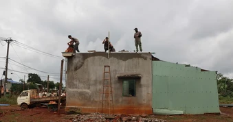 Gia Lai: Giúp dân sửa chữa nhà bị hư hỏng do lốc xoáy