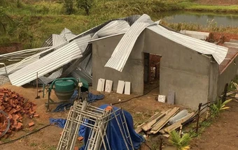 Gia Lai: Mưa kèm lốc xoáy làm tốc nhiều mái nhà