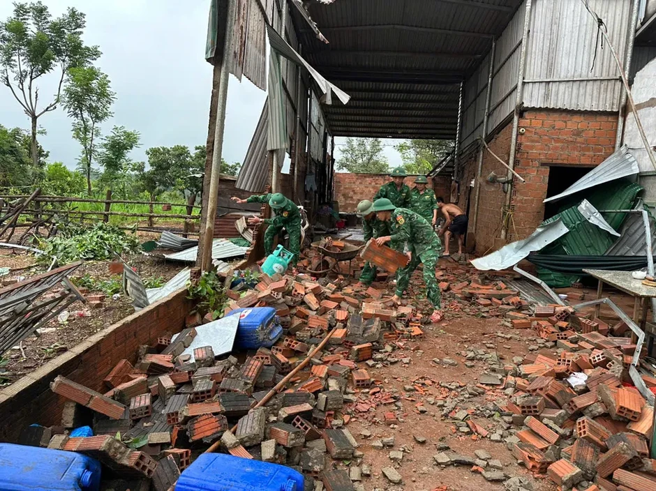 Gia Lai: Mưa lớn kèm lốc xoáy làm tốc mái, hư hỏng 18 căn nhà Gia Lai: Mưa lớn kèm lốc xoáy làm tốc mái, hư hỏng 18 căn nhà