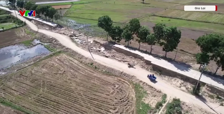 Gia Lai: Người dân mòn mỏi chờ khắc phục tuyến đường trục chính sau nửa năm sạt lở Gia Lai: Người dân mòn mỏi chờ khắc phục tuyến đường trục chính sau nửa năm sạt lở