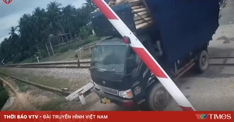 Gia Lai xử phạt tài xế 2 xe tải vượt đường ngang khi rào chắn đang hạ