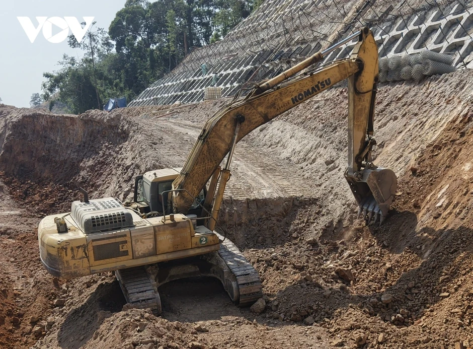 Giá nhiên liệu tăng, nhà thầu cao tốc Khánh Hòa - Buôn Ma Thuột linh hoạt thi công Giá nhiên liệu tăng, nhà thầu cao tốc Khánh Hòa - Buôn Ma Thuột linh hoạt thi công