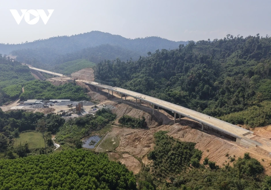 Giá nhiên liệu tăng, nhà thầu cao tốc Khánh Hòa - Buôn Ma Thuột linh hoạt thi công Giá nhiên liệu tăng, nhà thầu cao tốc Khánh Hòa - Buôn Ma Thuột linh hoạt thi công