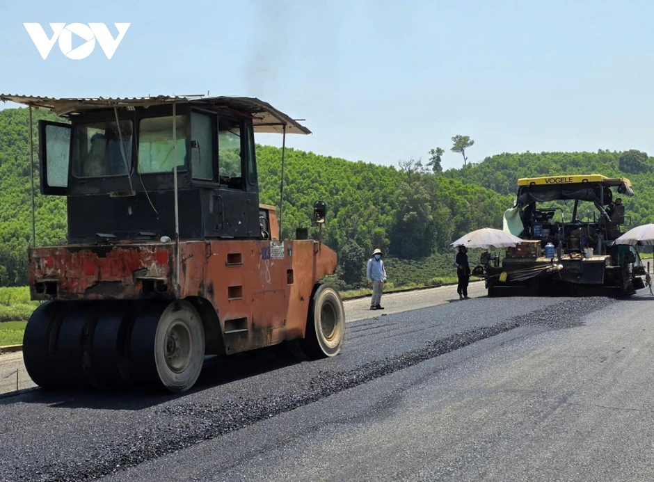 Giá nhiên liệu tăng, nhà thầu cao tốc Khánh Hòa - Buôn Ma Thuột linh hoạt thi công Giá nhiên liệu tăng, nhà thầu cao tốc Khánh Hòa - Buôn Ma Thuột linh hoạt thi công