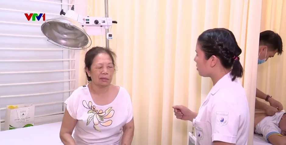 Gia tăng tình trạng liệt mặt, méo miệng do sốc nhiệt trong mùa nắng nóng Gia tăng tình trạng liệt mặt, méo miệng do sốc nhiệt trong mùa nắng nóng