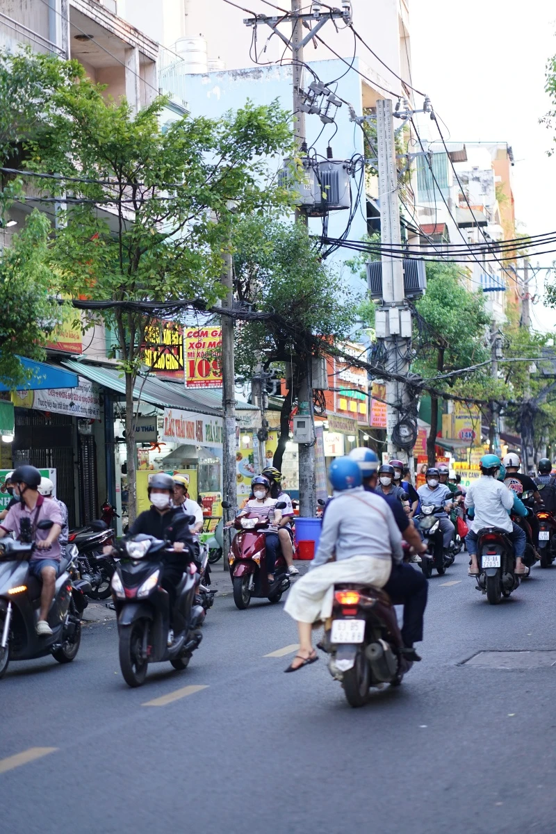 Giá xăng dầu biến động, người dân Hà Nội - TP.HCM rủ nhau bỏ xe cá nhân, chuyển sang di chuyển bằng tàu điện và xe buýt Giá xăng dầu biến động, người dân Hà Nội - TP.HCM rủ nhau bỏ xe cá nhân, chuyển sang di chuyển bằng tàu điện và xe buýt