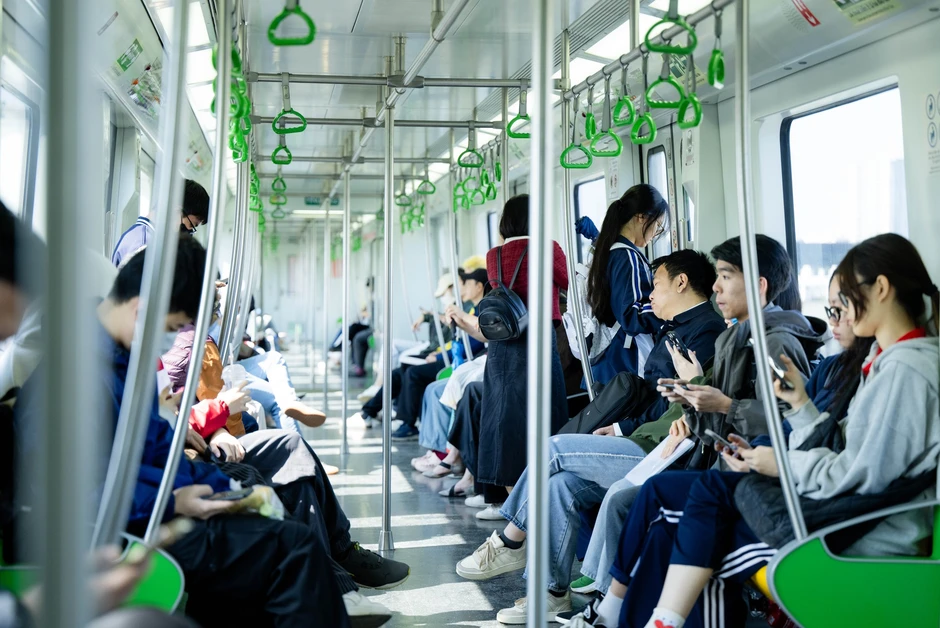 Giá xăng dầu biến động, người dân Hà Nội - TP.HCM rủ nhau bỏ xe cá nhân, chuyển sang di chuyển bằng tàu điện và xe buýt Giá xăng dầu biến động, người dân Hà Nội - TP.HCM rủ nhau bỏ xe cá nhân, chuyển sang di chuyển bằng tàu điện và xe buýt