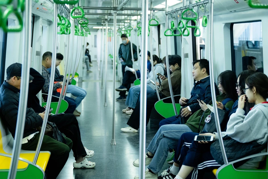 Giá xăng dầu biến động, người dân Hà Nội - TP.HCM rủ nhau bỏ xe cá nhân, chuyển sang di chuyển bằng tàu điện và xe buýt Giá xăng dầu biến động, người dân Hà Nội - TP.HCM rủ nhau bỏ xe cá nhân, chuyển sang di chuyển bằng tàu điện và xe buýt