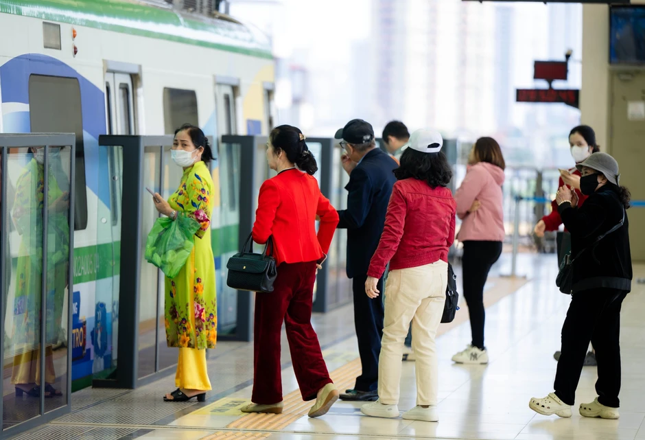 Giá xăng dầu biến động, người dân Hà Nội - TP.HCM rủ nhau bỏ xe cá nhân, chuyển sang di chuyển bằng tàu điện và xe buýt Giá xăng dầu biến động, người dân Hà Nội - TP.HCM rủ nhau bỏ xe cá nhân, chuyển sang di chuyển bằng tàu điện và xe buýt