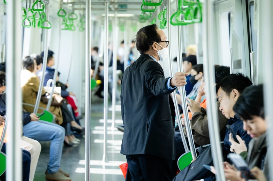 Giá xăng dầu biến động, người dân Hà Nội - TP.HCM rủ nhau bỏ xe cá nhân, chuyển sang di chuyển bằng tàu điện và xe buýt Giá xăng dầu biến động, người dân Hà Nội - TP.HCM rủ nhau bỏ xe cá nhân, chuyển sang di chuyển bằng tàu điện và xe buýt