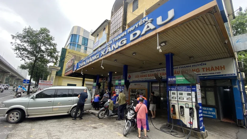 Giá xăng E10RON95-III tăng lên thành 27.087 đồng/lít Giá xăng E10RON95-III tăng lên thành 27.087 đồng/lít