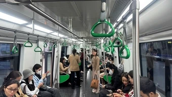 Giá xăng tăng, nhiều người dân Hà Nội chuyển sang đi xe buýt, tàu điện