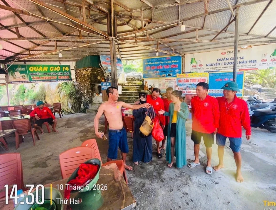Giải cứu 2 du khách bị mắc kẹt do thủy triều dâng tại Sầm Sơn, Thanh Hóa Giải cứu 2 du khách bị mắc kẹt do thủy triều dâng tại Sầm Sơn, Thanh Hóa