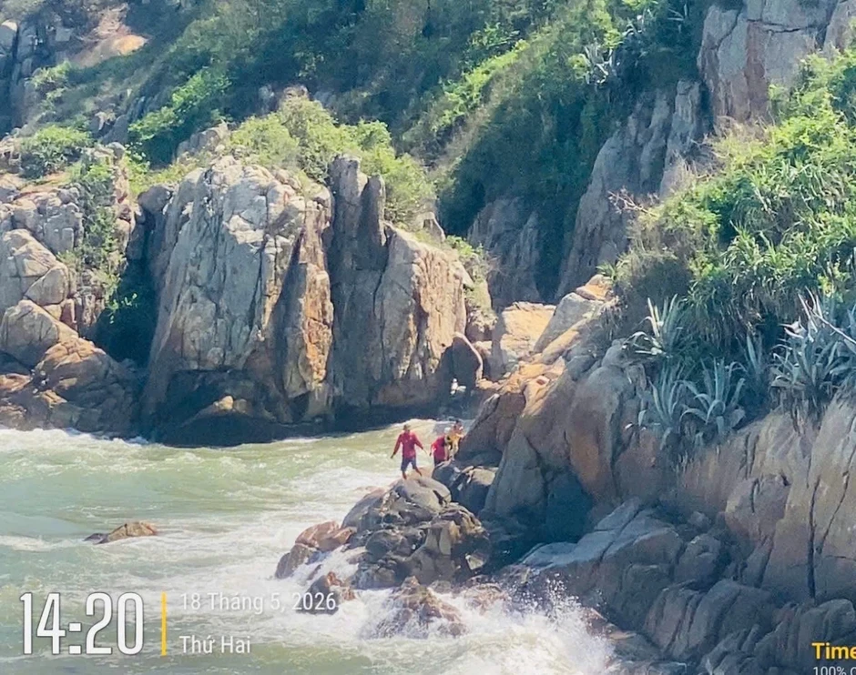 Giải cứu 2 du khách bị mắc kẹt do thủy triều dâng tại Sầm Sơn, Thanh Hóa Giải cứu 2 du khách bị mắc kẹt do thủy triều dâng tại Sầm Sơn, Thanh Hóa