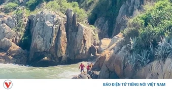 Giải cứu 2 du khách bị mắc kẹt do thủy triều dâng tại Sầm Sơn, Thanh Hóa