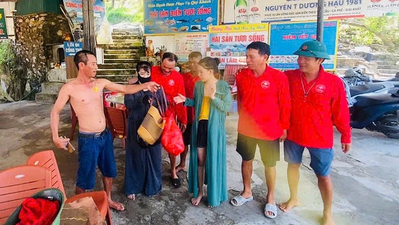 Giải cứu 2 du khách bị thủy triều cô lập ở Sầm Sơn