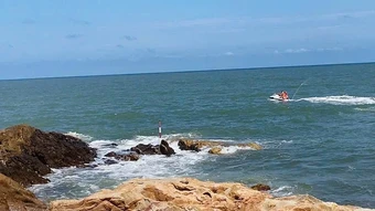 Giải cứu 2 du khách bị thủy triều cô lập ở Sầm Sơn