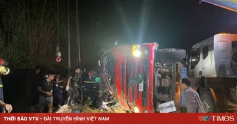 Giải cứu 2 người mắc kẹt trong cabin xe tải lật  ở Lào Cai