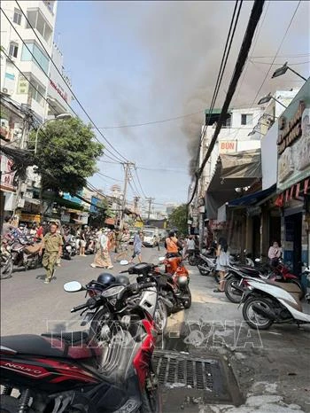 Giải cứu 3 người trong vụ cháy nhà ở phường Thạnh Mỹ Tây, TP Hồ Chí Minh Giải cứu 3 người trong vụ cháy nhà ở phường Thạnh Mỹ Tây, TP Hồ Chí Minh