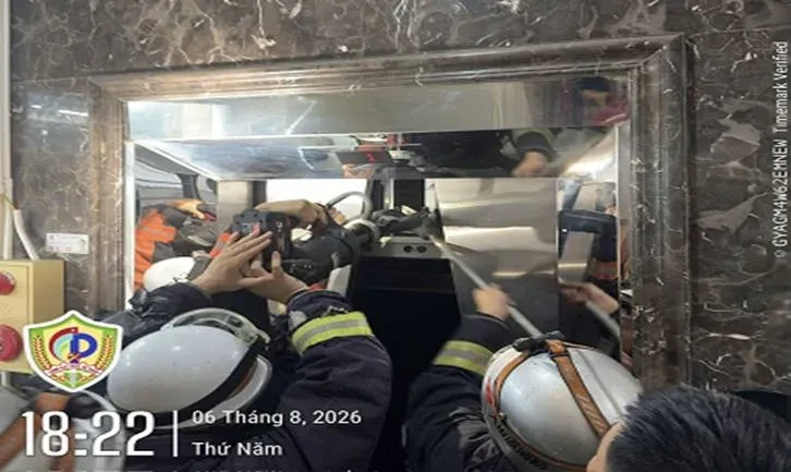Giải cứu 5 người lớn, 8 trẻ nhỏ mắc kẹt trong thang máy ở Hà Nội Giải cứu 5 người lớn, 8 trẻ nhỏ mắc kẹt trong thang máy ở Hà Nội