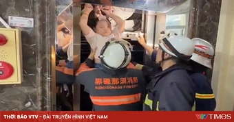 Giải cứu 5 người lớn, 8 trẻ nhỏ mắc kẹt trong thang máy ở Hà Nội