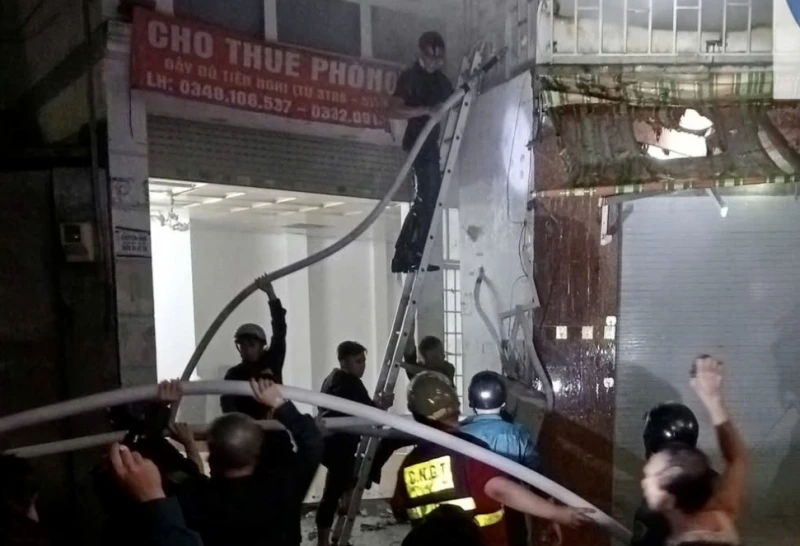 Giải cứu 6 người thoát khỏi đám cháy nhà nghỉ cao 5 tầng Giải cứu 6 người thoát khỏi đám cháy nhà nghỉ cao 5 tầng