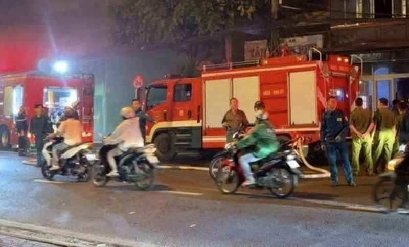 Giải cứu 6 người thoát khỏi đám cháy nhà nghỉ cao 5 tầng Giải cứu 6 người thoát khỏi đám cháy nhà nghỉ cao 5 tầng