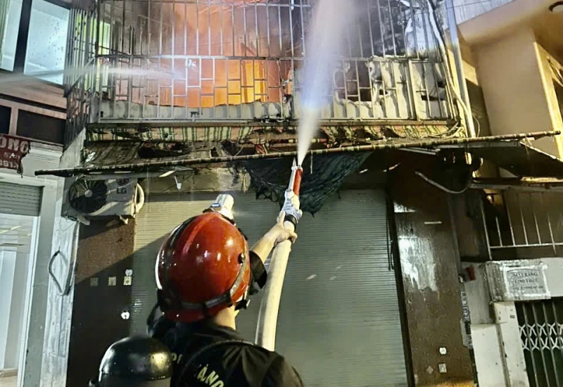 Giải cứu 6 người thoát khỏi đám cháy nhà nghỉ cao 5 tầng Giải cứu 6 người thoát khỏi đám cháy nhà nghỉ cao 5 tầng