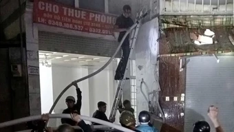 Giải cứu 6 người thoát khỏi đám cháy nhà nghỉ cao 5 tầng