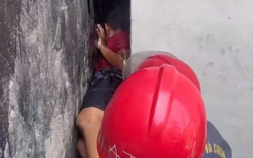Giải cứu bé trai mắc kẹt trong khe hẹp giữa hai bức tường Giải cứu bé trai mắc kẹt trong khe hẹp giữa hai bức tường