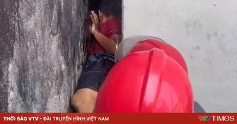 Giải cứu bé trai mắc kẹt trong khe hẹp giữa hai bức tường