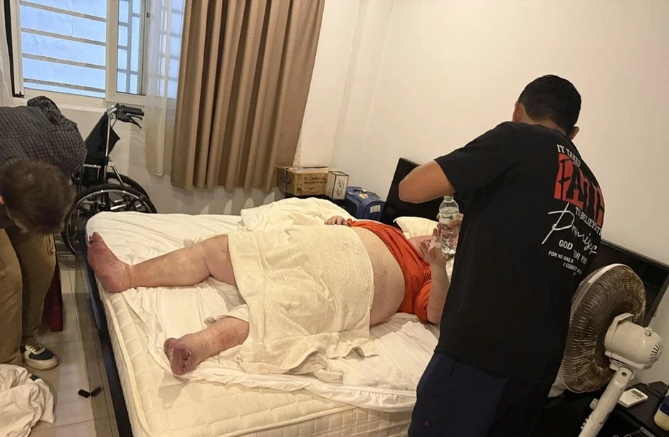 Giải cứu du khách nước ngoài nặng gần 300kg bị ngã trong nhà vệ sinh ở Đà Nẵng Giải cứu du khách nước ngoài nặng gần 300kg bị ngã trong nhà vệ sinh ở Đà Nẵng