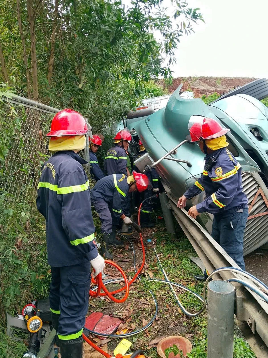 Giải cứu khẩn tài xế mắc kẹt trên cao tốc Giải cứu khẩn tài xế mắc kẹt trên cao tốc