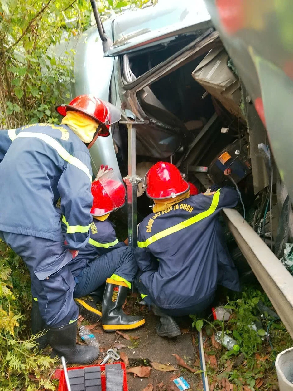 Giải cứu khẩn tài xế mắc kẹt trên cao tốc Giải cứu khẩn tài xế mắc kẹt trên cao tốc