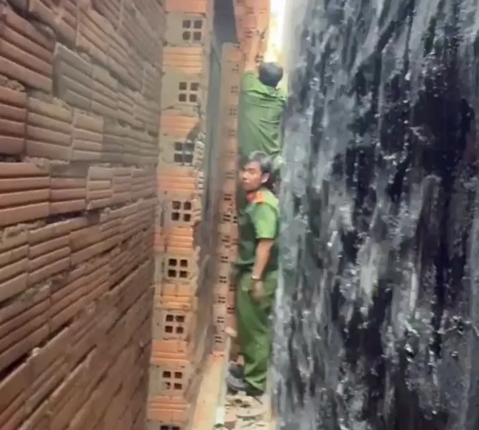 Giải cứu kịp thời bé trai mắc kẹt giữa hai bức tường Giải cứu kịp thời bé trai mắc kẹt giữa hai bức tường