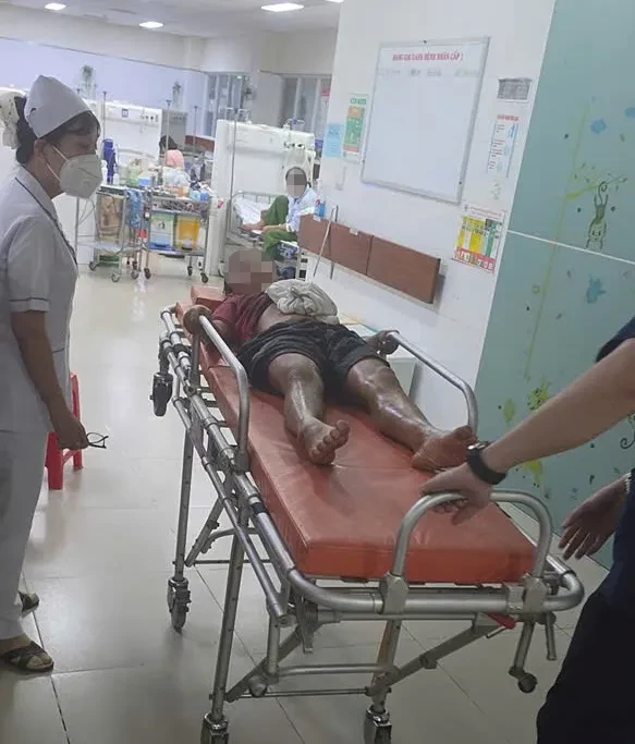 Giải cứu kịp thời bé trai mắc kẹt giữa hai bức tường Giải cứu kịp thời bé trai mắc kẹt giữa hai bức tường