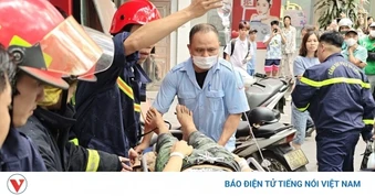 Giải cứu nam thanh niên mắc kẹt trong thang máy ở Hà Nội