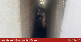 Giải cứu người đàn ông bị mắc kẹt trong khe tường giữa trưa nắng gắt