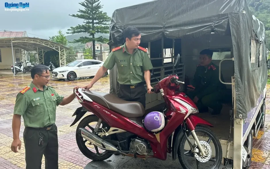 Giải cứu người đàn ông đi lạc giữa rừng, phát hiện hơn 1,2 tỷ đồng mang theo Giải cứu người đàn ông đi lạc giữa rừng, phát hiện hơn 1,2 tỷ đồng mang theo