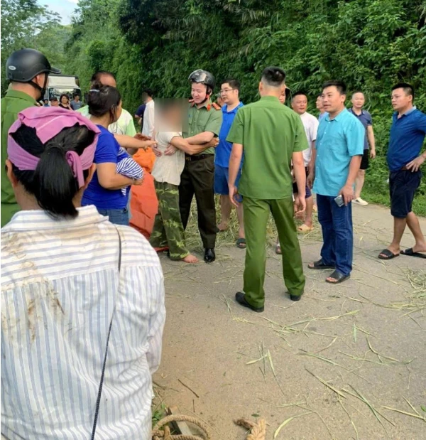 Giải cứu người đàn ông đứng trên cây cao 15m trong trạng thái hoảng loạn Giải cứu người đàn ông đứng trên cây cao 15m trong trạng thái hoảng loạn
